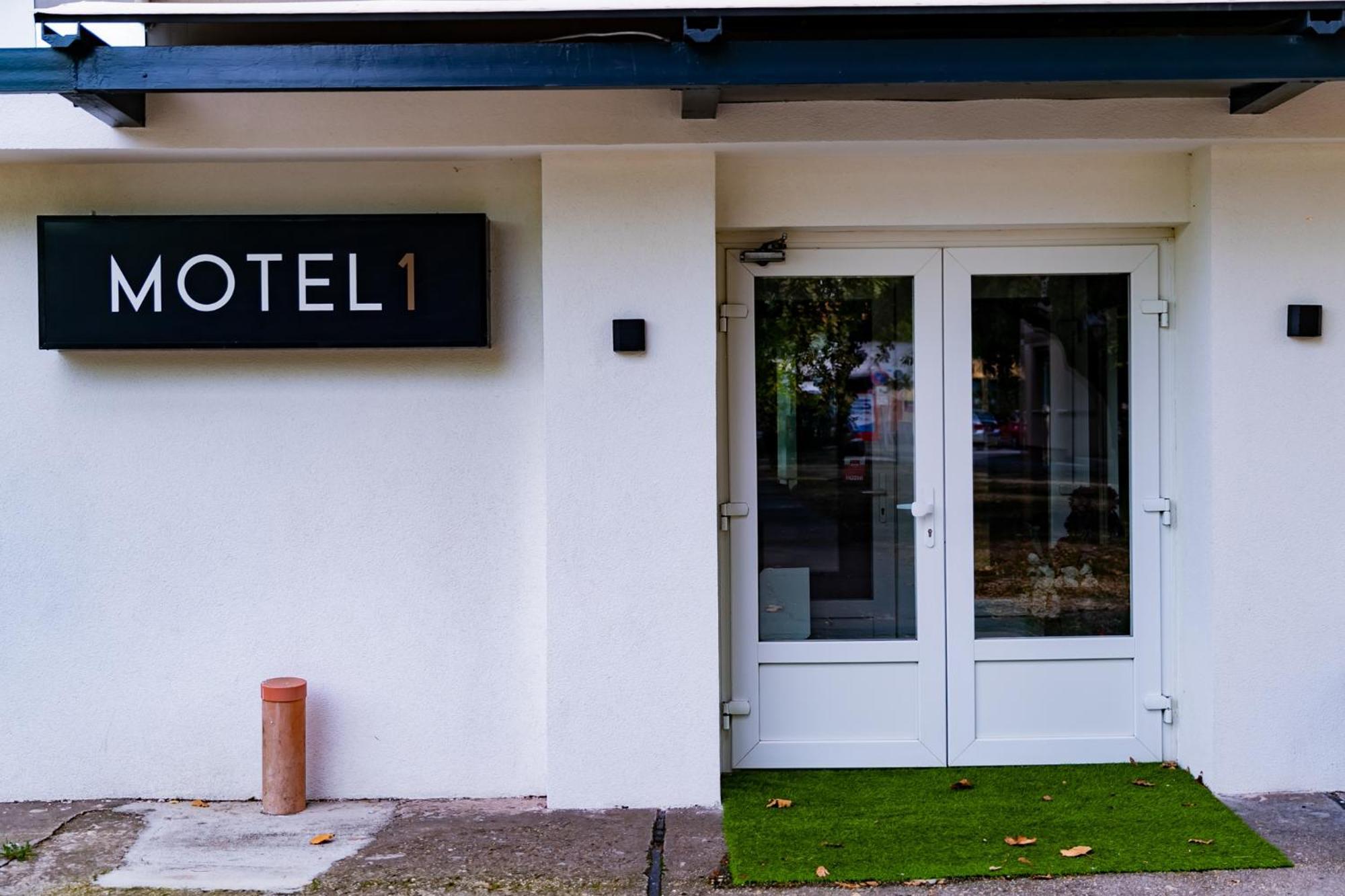 Motel1- A Megfizetheto Luxus! Dunaujvaros Bagian luar foto
