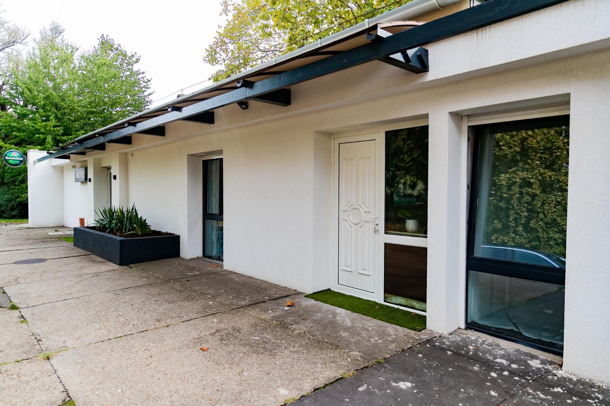 Motel1- A Megfizetheto Luxus! Dunaujvaros Bagian luar foto