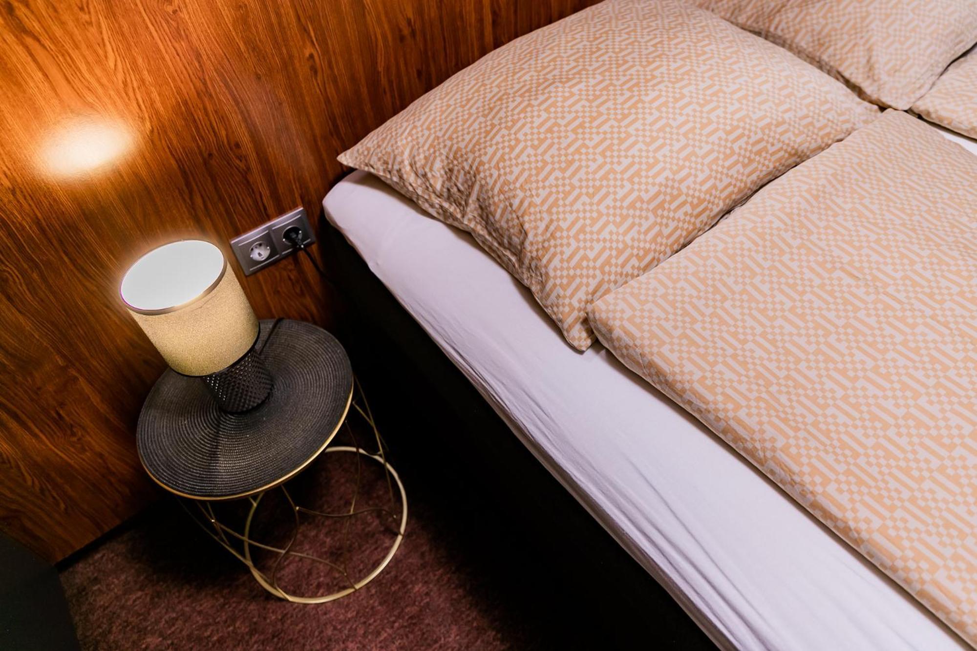 Motel1- A Megfizetheto Luxus! Dunaujvaros Bagian luar foto